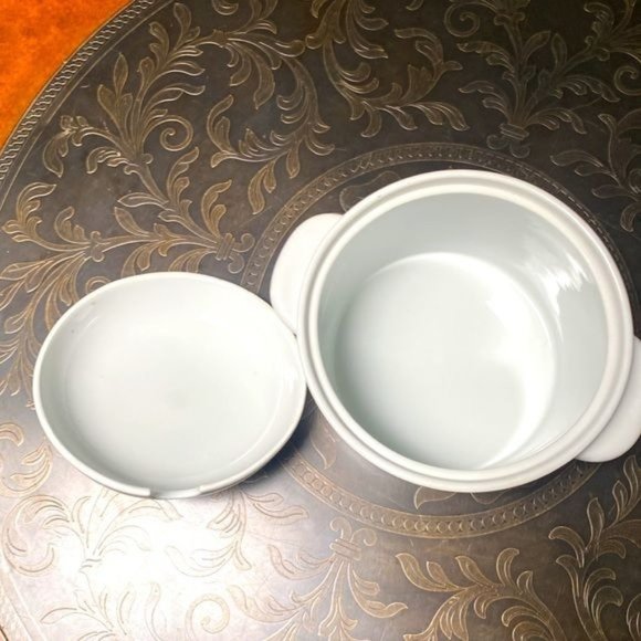 B.I. Inc. Ceramic Soup Tureen Red and White Chile Crock - Picture 2 of 5